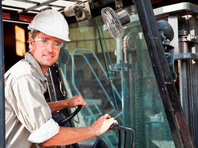 operador manejando un montacargas sonriente
