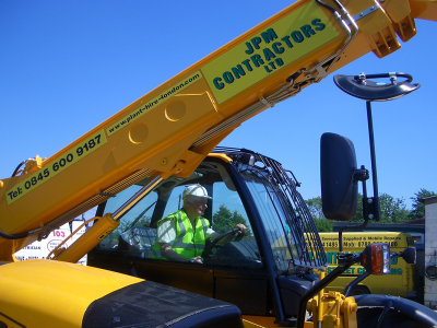 operador manejando un telehandler