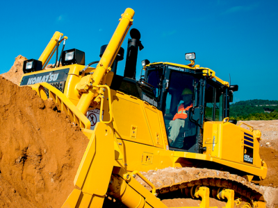 operador de bulldozer manejando