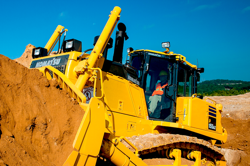 operador de bulldozer manejando