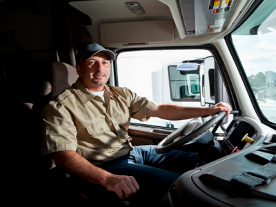 operador manejando un camión volquete