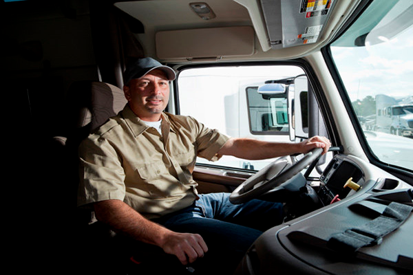 operador manejando un camión volquete