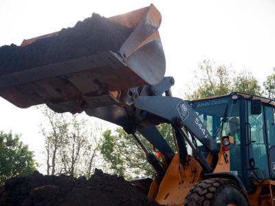 operador de cargador frontal manejando