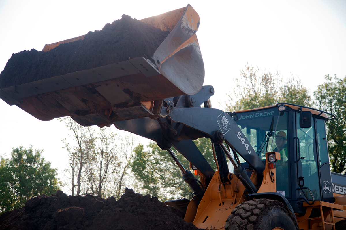 operador de cargador frontal manejando