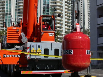 operador manejando una grúa móvil de color rojo