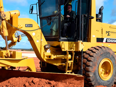 operador manejando una motoniveladora