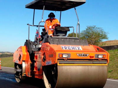 operador manejando un rodillo de color naranja