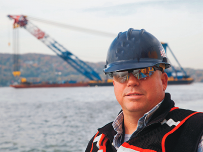 operador de grúa flotante con casco