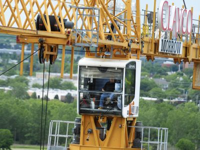 operador manejando una grua torre en las alturas