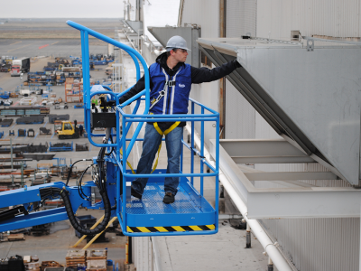 operador de manlift en las alturas trabajando