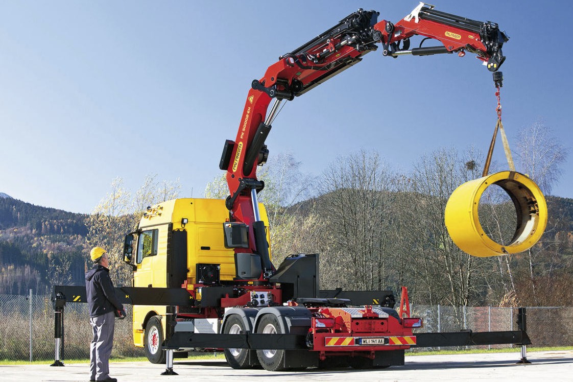 grúa articulada sobre un camión