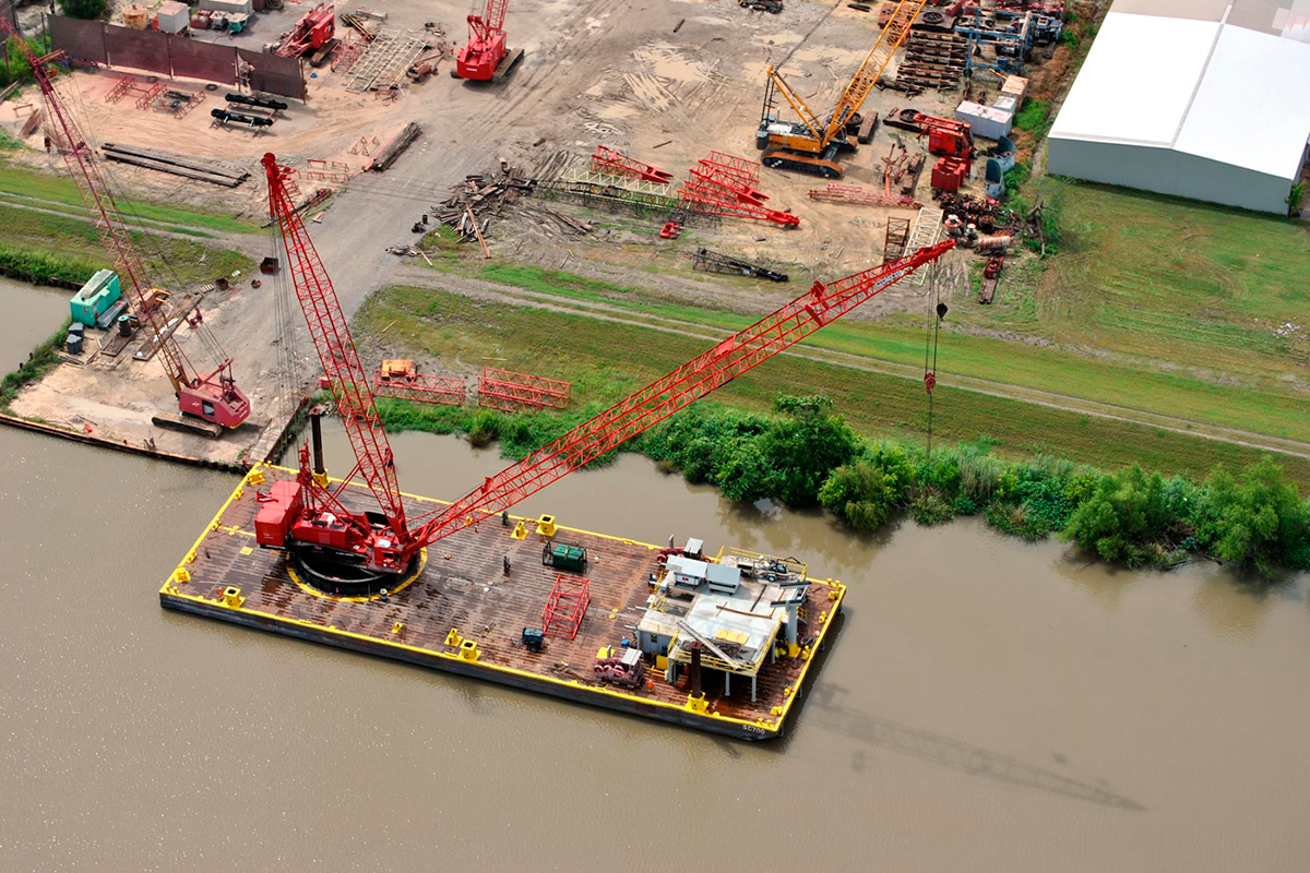 grúa flotante de color rojo en el rio